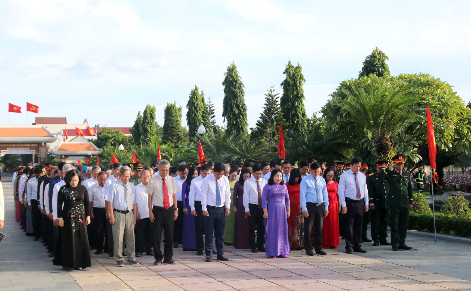Các đồng chí lãnh đạo tỉnh dành một phút mặc niệm tưởng nhớ công lao to lớn của các Anh hùng liệt sĩ.
